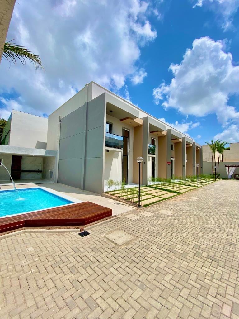 Casas com piscina e área de convivência ao ar livre